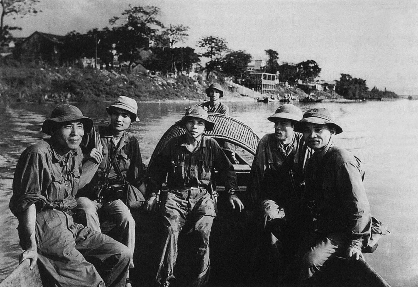 Phóng viên VNTTX Lam Thanh, Xuân Lâm, Vũ Tạo và các đồng nghiệp đi Chiến dịch Quảng Trị (tháng 1/1972). (Ảnh: Tư liệu VNTTX)