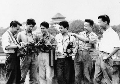 Tổ ảnh quân sự của VNTTX năm 1970 (từ trái sang): Văn Bảo, Chu Chí Thành, Phạm Văn Hoạt, Nguyễn Xuân Lâm, Lương Nghĩa Dũng, Đinh Hữu Thứ. (Ảnh: Tư liệu VNTTX)