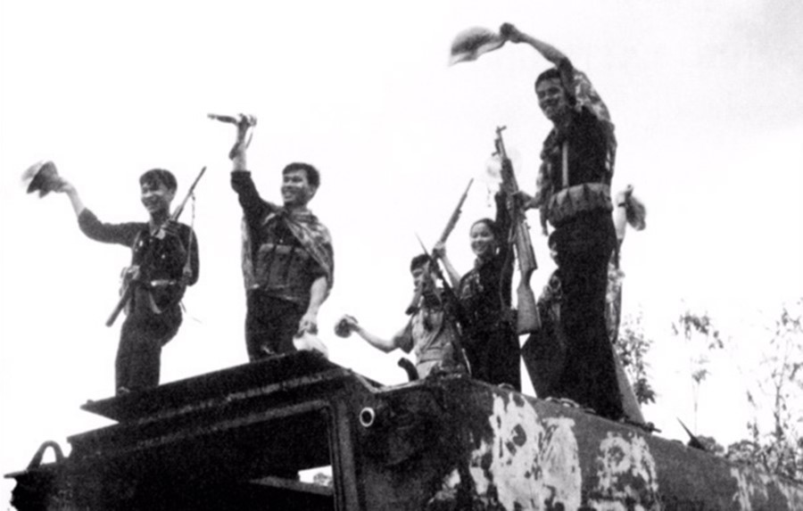 Chiến công diệt xe tăng của chiến sĩ TTXGP trong trận càn Junction City (1967). Nhiều cán bộ, phóng viên, nhân viên TTXGP vừa dũng cảm chiến đấu bảo vệ căn cứ, tiêu diệt địch, nhiều đồng chí đã anh dũng hy sinh. (Ảnh: Tư liệu TTXGP)  