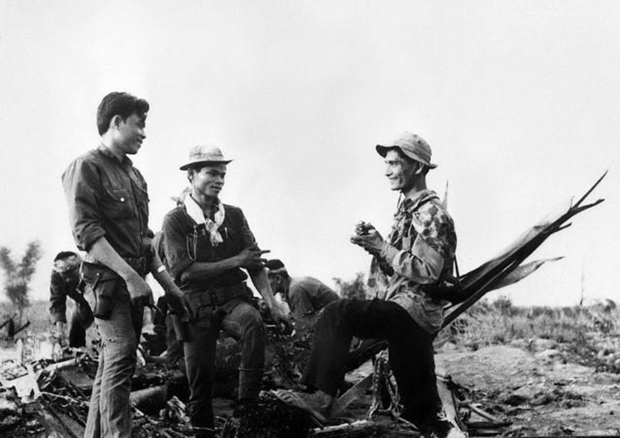 Phóng viên ảnh Phong Vân (bút danh Chính Vân) của TTXGP khai thác thông tin về du kích xã An Phú, huyện Củ Chi bắn hạ máy bay Mỹ, tháng 4/1975. (Ảnh: Nguyễn Đức Cảnh/TTXGP)