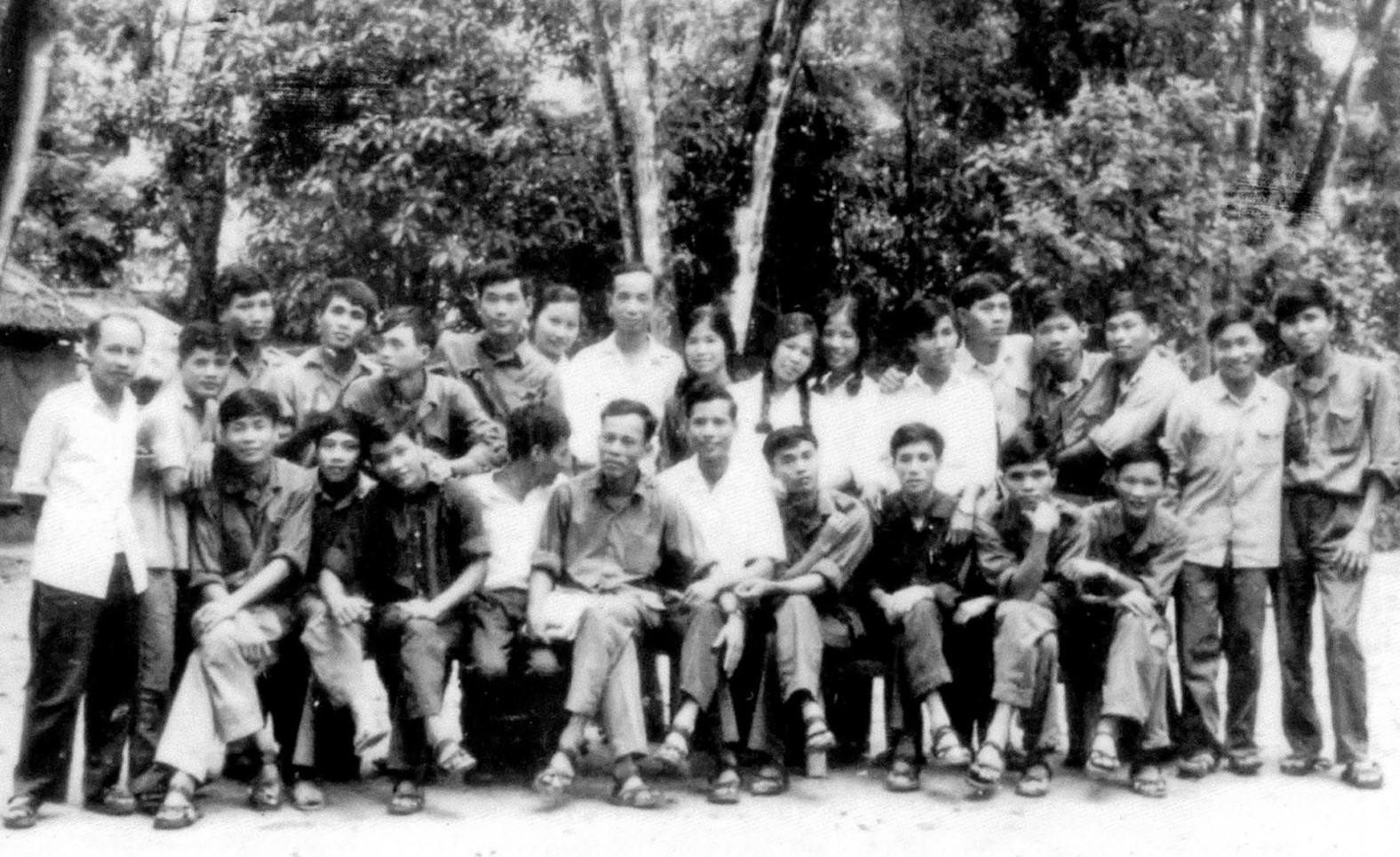  Các phóng viên TTXGP tại căn cứ Trà Nô của Khu V, tháng 10/1974. (Ảnh: Tư liệu TTXGP)