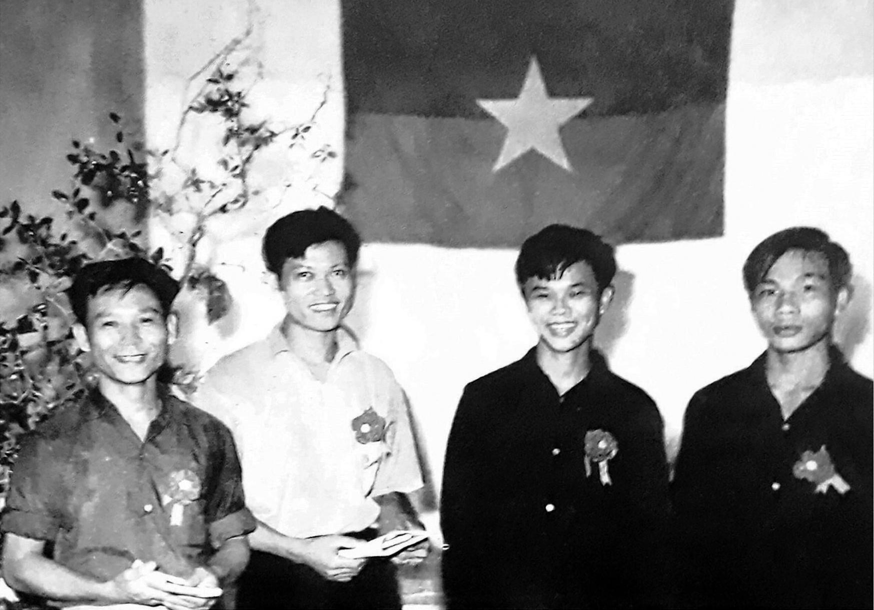 Các chiến sỹ thi đua của TTXGP trong Liên hoan thi đua Ban Tuyên huấn Trung ương Cục (1968). (Ảnh: Tư liệu TTXGP)