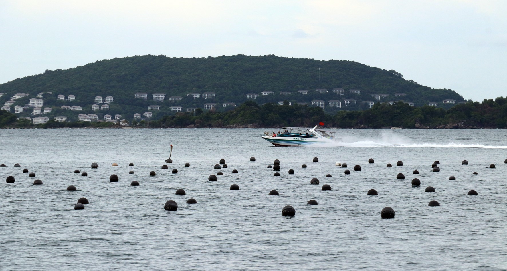Khu vực nuôi ngọc trai tại vùng biển An Thới, Khu bảo tồn biển Phú Quốc. (Ảnh: Lê Huy Hải/TTXVN)