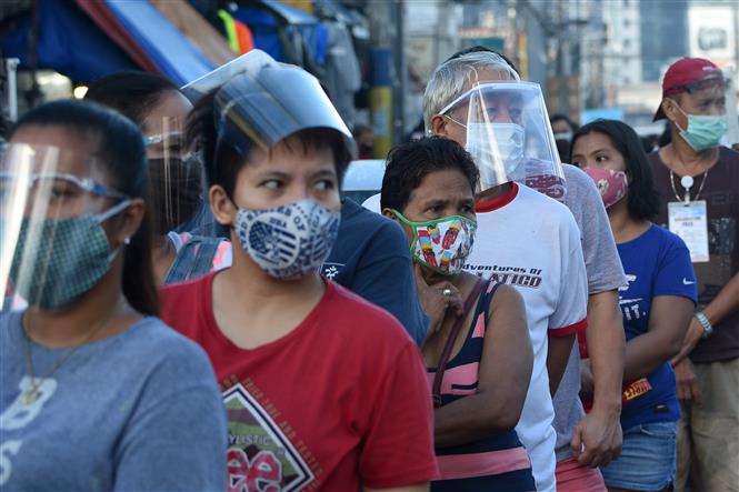 Người dân đeo khẩu trang phòng lây nhiễm COVID-19 tại Manila, Philippines. (Ảnh: AFP/TTXVN)