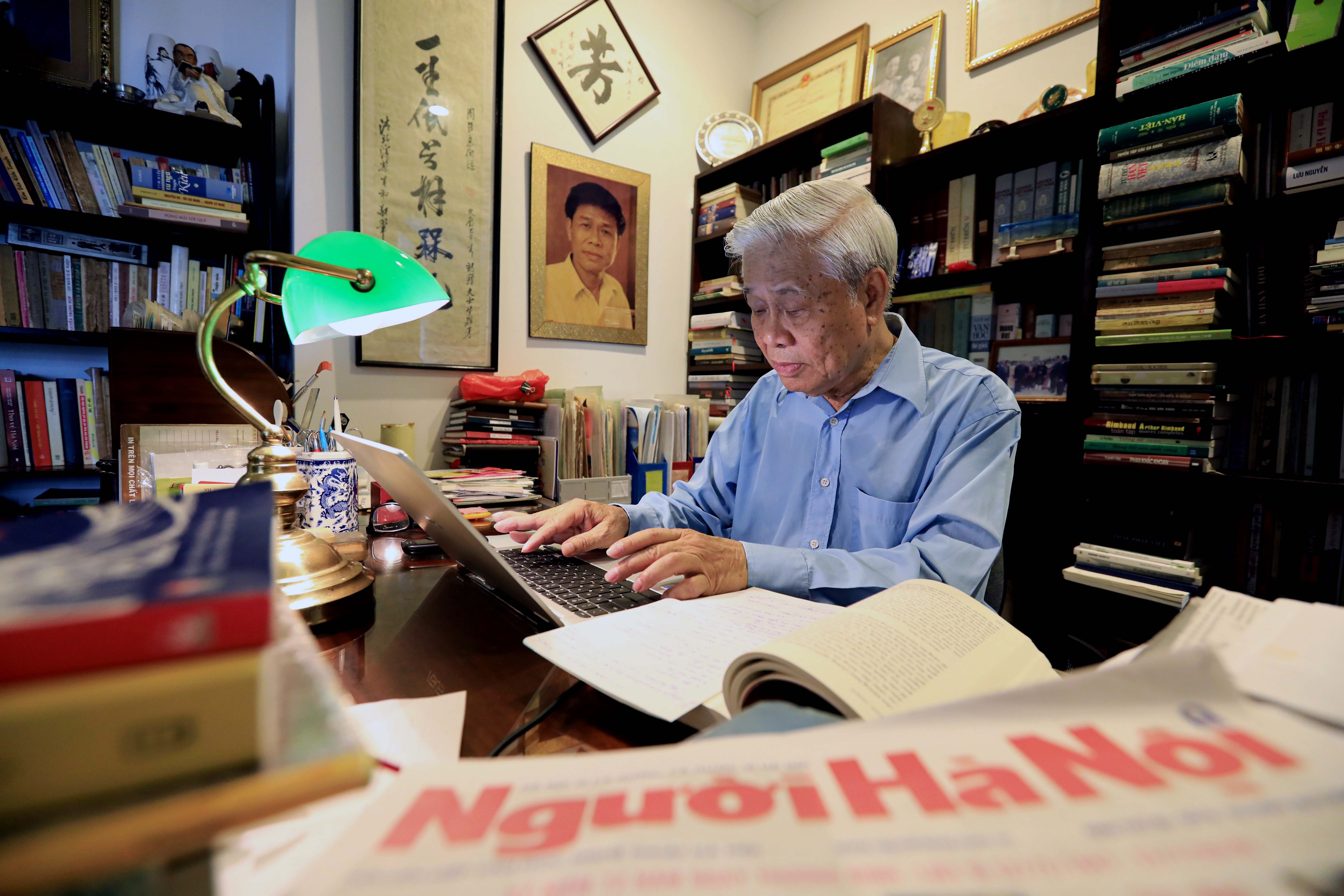 Ở tuổi 80, nhà thơ Vũ Quần Phương vẫn miệt mài cống hiến (Ảnh: Trần Việt/TTXVN)