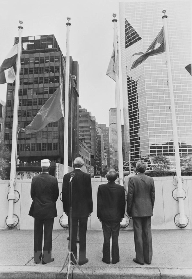 Церемония поднятия вьетнамского флага в штаб-квартире ООН 20 сентября 1977 года ознаменовала тот факт, что Вьетнам официально стал членом крупнейшей организации на планете. (Источник: архив ВИА)      