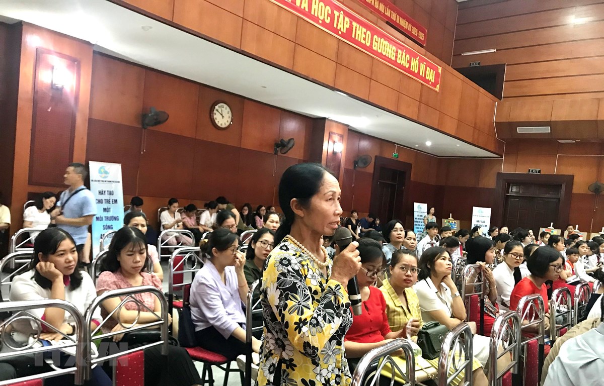 Gần 200 phụ nữ và trẻ em, đại diện các tầng lớp trên địa bàn thành phố Hà Nội tham dự diễn đàn Phòng, chống bạo lực gia đình; phòng, chống xâm hại phụ nữ, trẻ em. (Ảnh: Kim Thu/TTXVN)