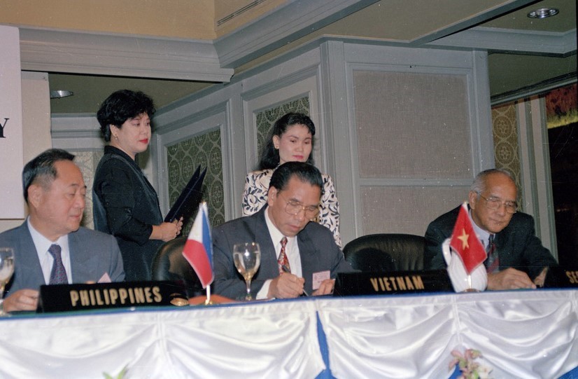 Together with parliamentary leaders of five AIPO members, NA Chairman Nong Duc Manh (front, centre) signs a document recognising the Vietnamese NA as an AIPO member in Singapore in September 1995 (Photo: VNA)
