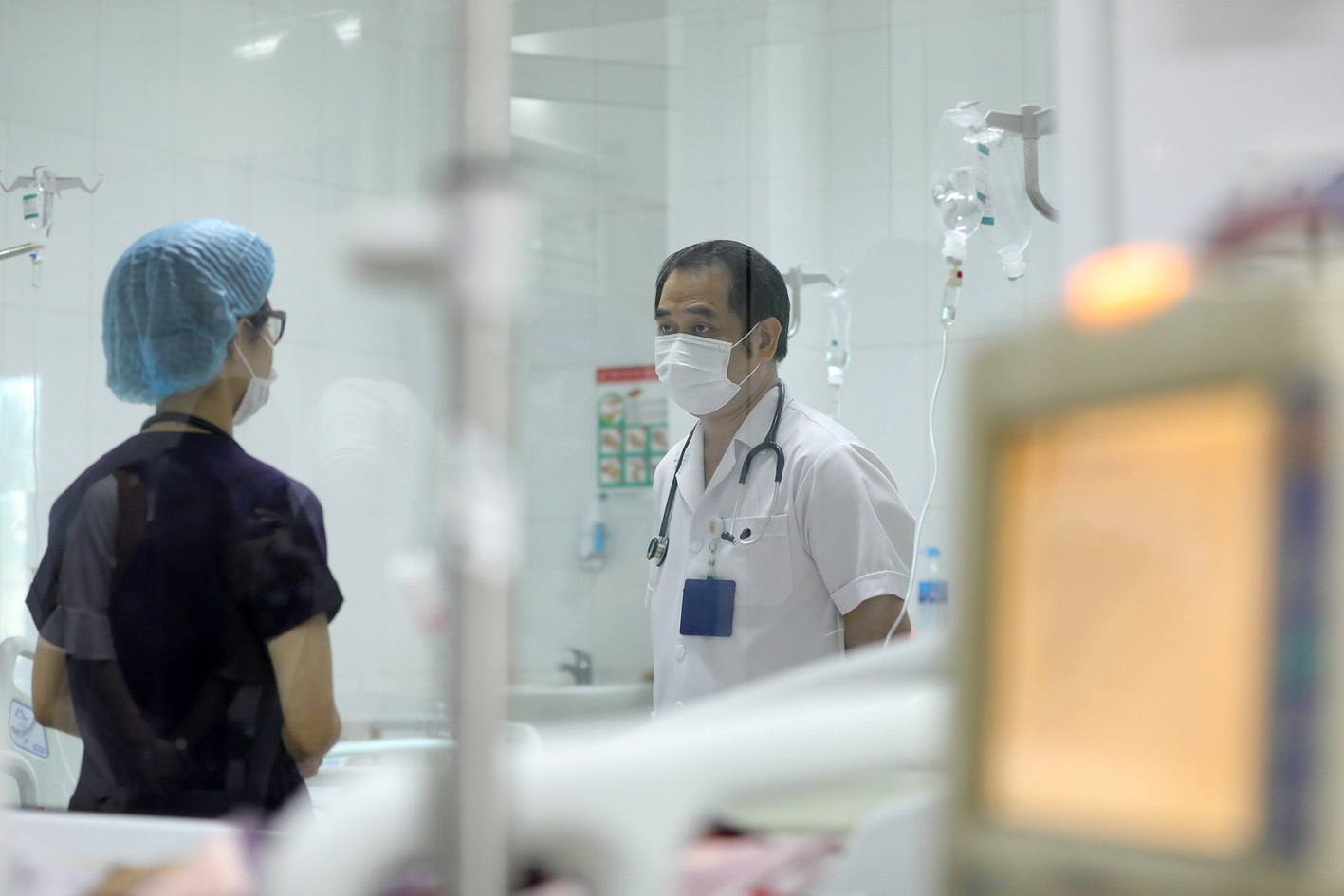 Доктор Нгуен Чунг Кап обменивается опытом с коллегами. (Фото: Минь Кует/ Vietnam+)      