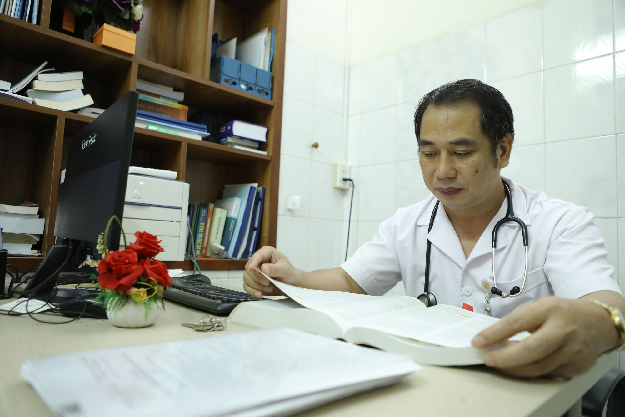 Доктор Нгуен Чунг Кап изучает материалы о заболевании, когда у него есть свободное время. (Фото: Мин Куйет / Вьетнам +)      