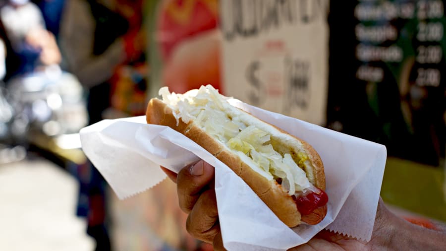 Hot dog vẫn luôn là món ăn đường phố được ưa chuộng tại Mỹ. (Nguồn: CNN)