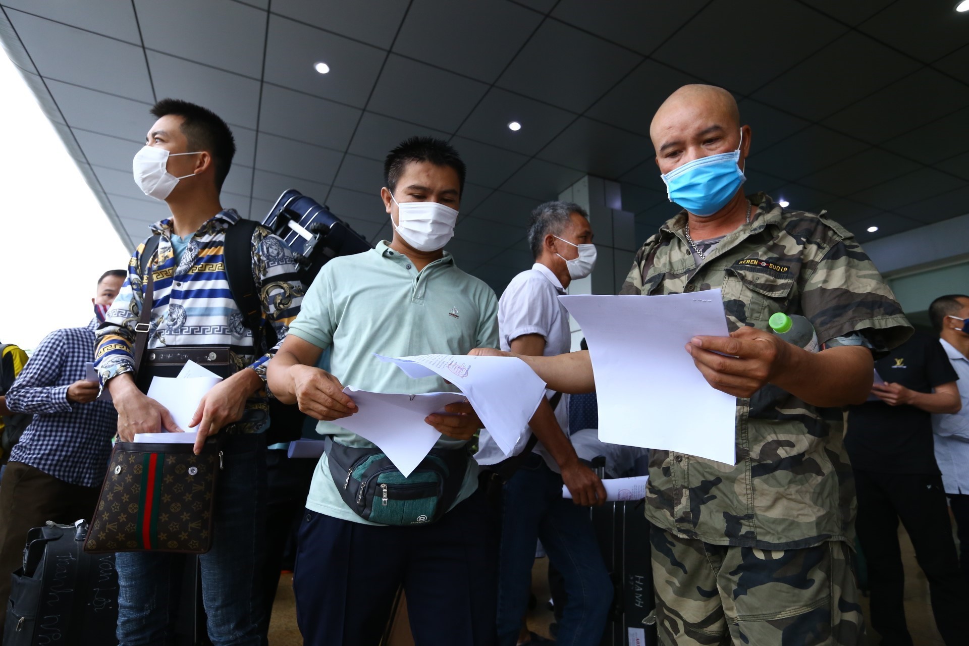 Citizens returning from Equatorial Guinea receive hospital discharge papers after the quarantine period (Photo: VNA)