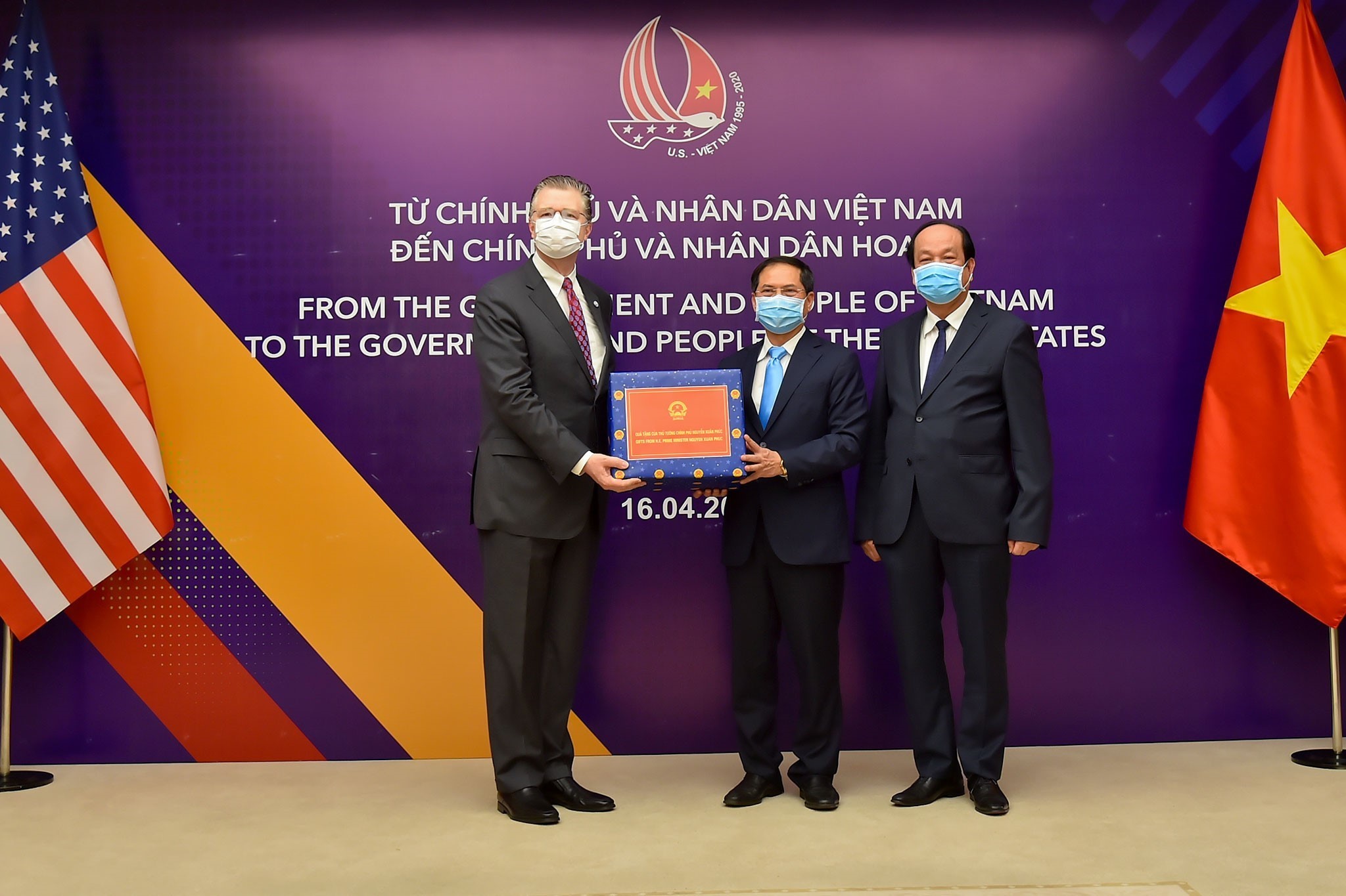 Permanent Deputy Foreign Minister Bui Thanh Son (centre) symbolically hands over medical supplies as a gift from the Vietnamese Government and people for the US in the COVID-19 fight to US Ambassador Daniel Kritenbrink (Photo: VNA)