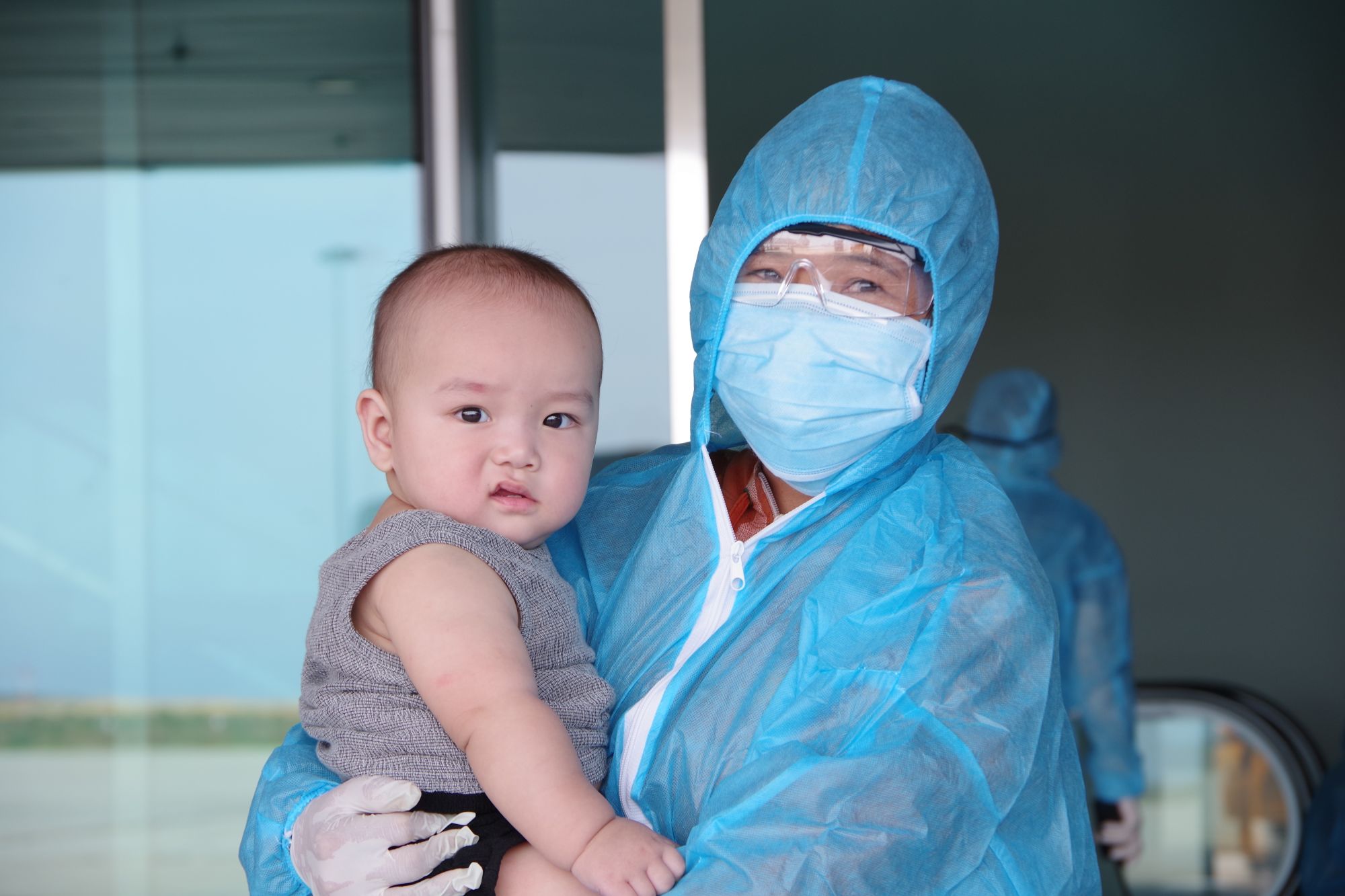 A baby repatriated from the Republic of Korea receives care at a quarantine site (Photo: VNA)
