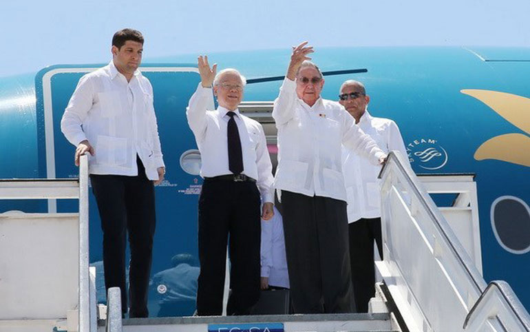 El secretario general del Partido Comunista de Vietnam, Nguyen Phu Trong, viajó en marzo de 2018 a Santiago de Cuba, en compañía del presidente Raúl Castro (Foto: VNA)