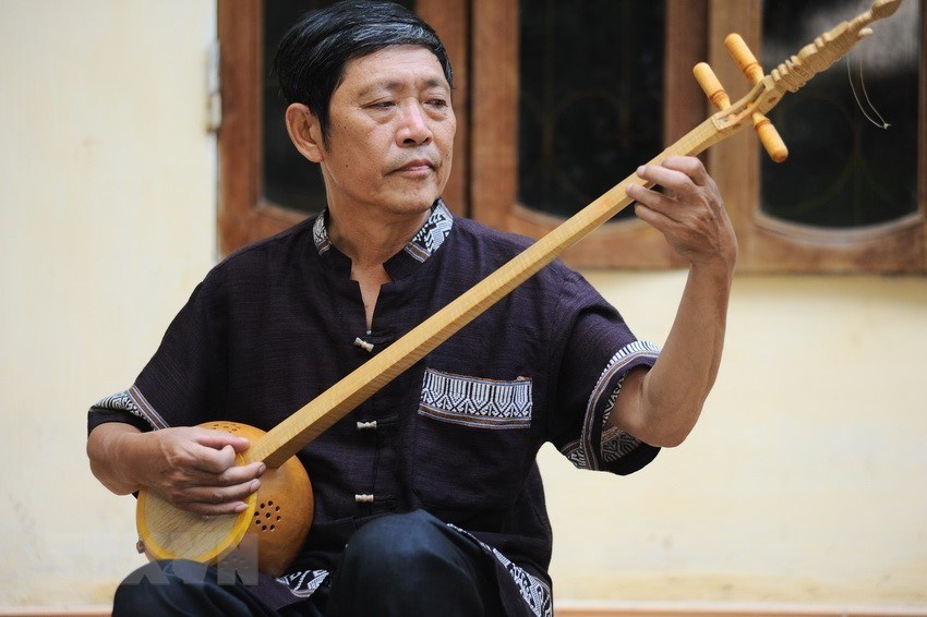 Струнный инструмент «тинь», используемый в пении «Тхен», сделана из сушеной тыквы. (Фото: Минь Дык /ВИА)      