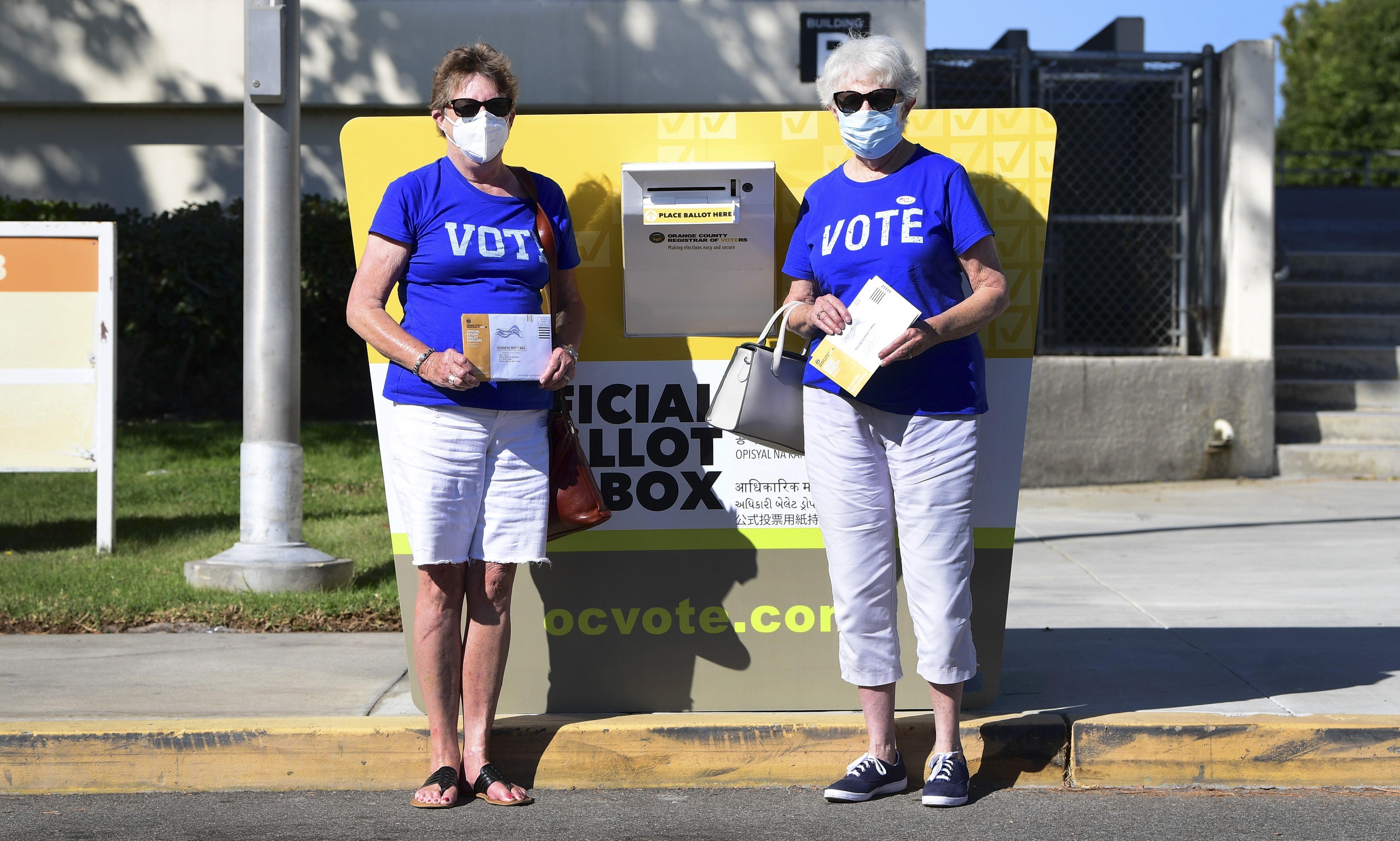 Cử tri bỏ phiếu sớm bầu Tổng thống Mỹ 2020 qua đường bưu điện tại Santa Ana, bang California ngày 13/10/2020. (Nguồn: AFP/TTXVN)Ảnh: Getty Images/TTXVN)