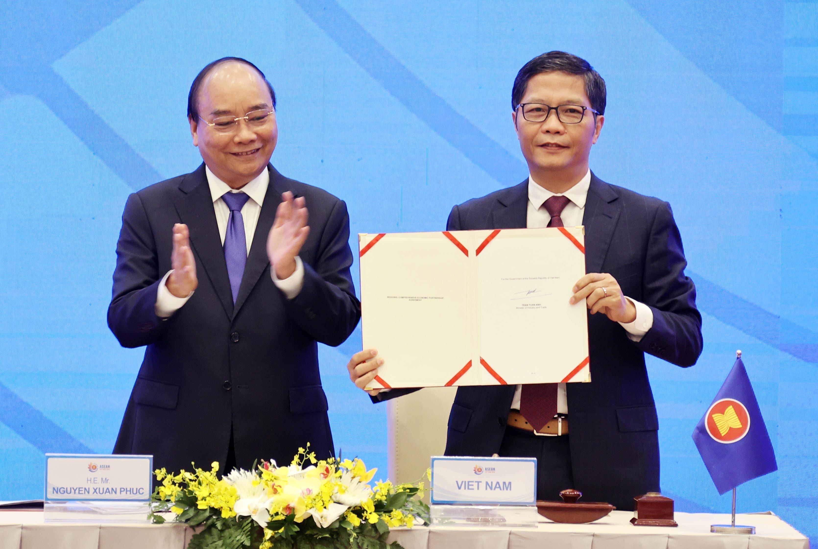 Thủ tướng Nguyễn Xuân Phúc, Chủ tịch ASEAN 2020 chứng kiến Lễ ký Hiệp định Đối tác Kinh tế Toàn diện Khu vực RCEP. (Ảnh: Thống Nhất/TTXVN)
