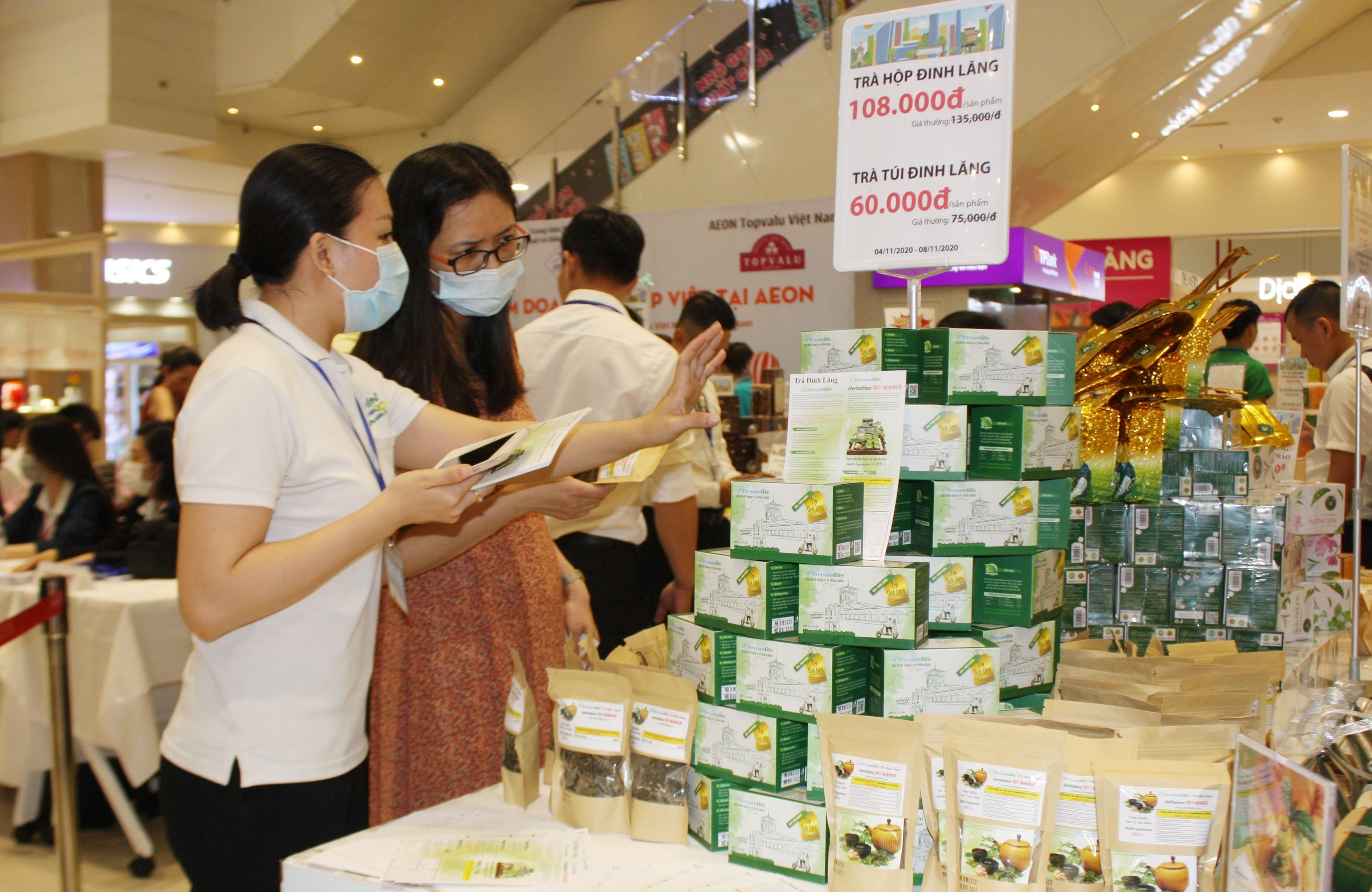 Doanh nghiệp Việt giới thiệu sản phẩm với khách tham quan tại “Tuần lễ triển lãm sản phẩm doanh nghiệp Việt” ở TP.HCM (Ảnh: Xuân Anh/TTXVN)