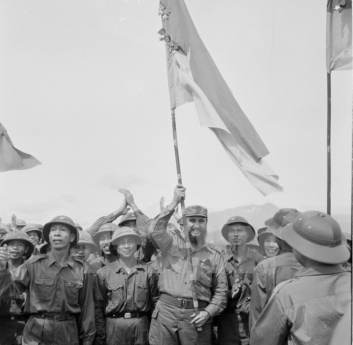 Fidel Castro hace ondear la bandera victoriosa condecorada con medallas de la brigada de Khe Sanh del Ejército de Liberación de Tri Thien, Hue. (Foto: VNA)