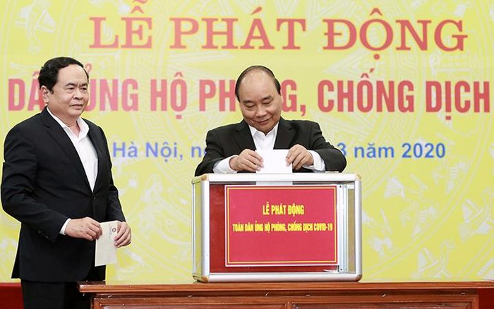 Thủ tướng Nguyễn Xuân Phúc tham gia chương trình ủng hộ phòng, chống dịch COVID-19 của Mặt trận Tổ quốc Việt Nam.