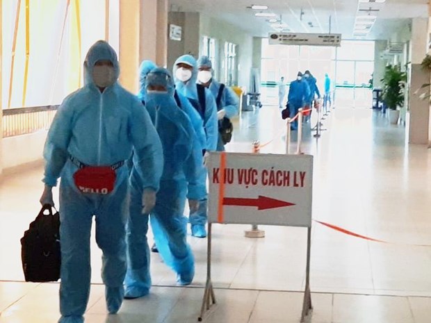 Đoàn công dân từ Guinea Xích Đạo về nước cách ly tại Bệnh viện Bệnh Nhiệt đới Trung ương. (Ảnh: PV/Vietnam+)