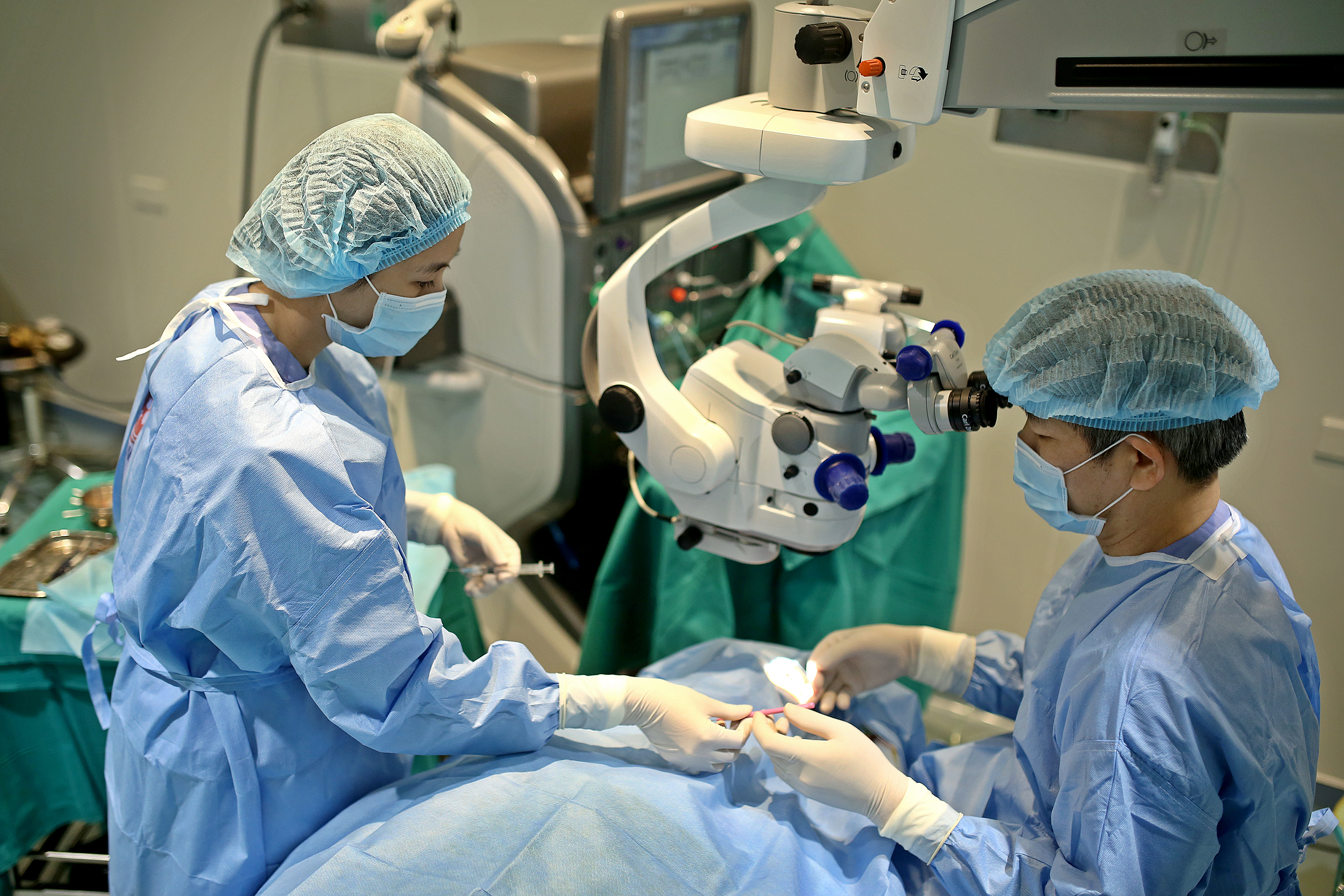 Bác sỹ Bùi Tiến Hùng đã tiến hành phẫu thuật thành công cho hơn 2.500 bệnh nhân và chưa gặp biến chứng đáng tiếc nào. (Ảnh: PV/Vietnam+)