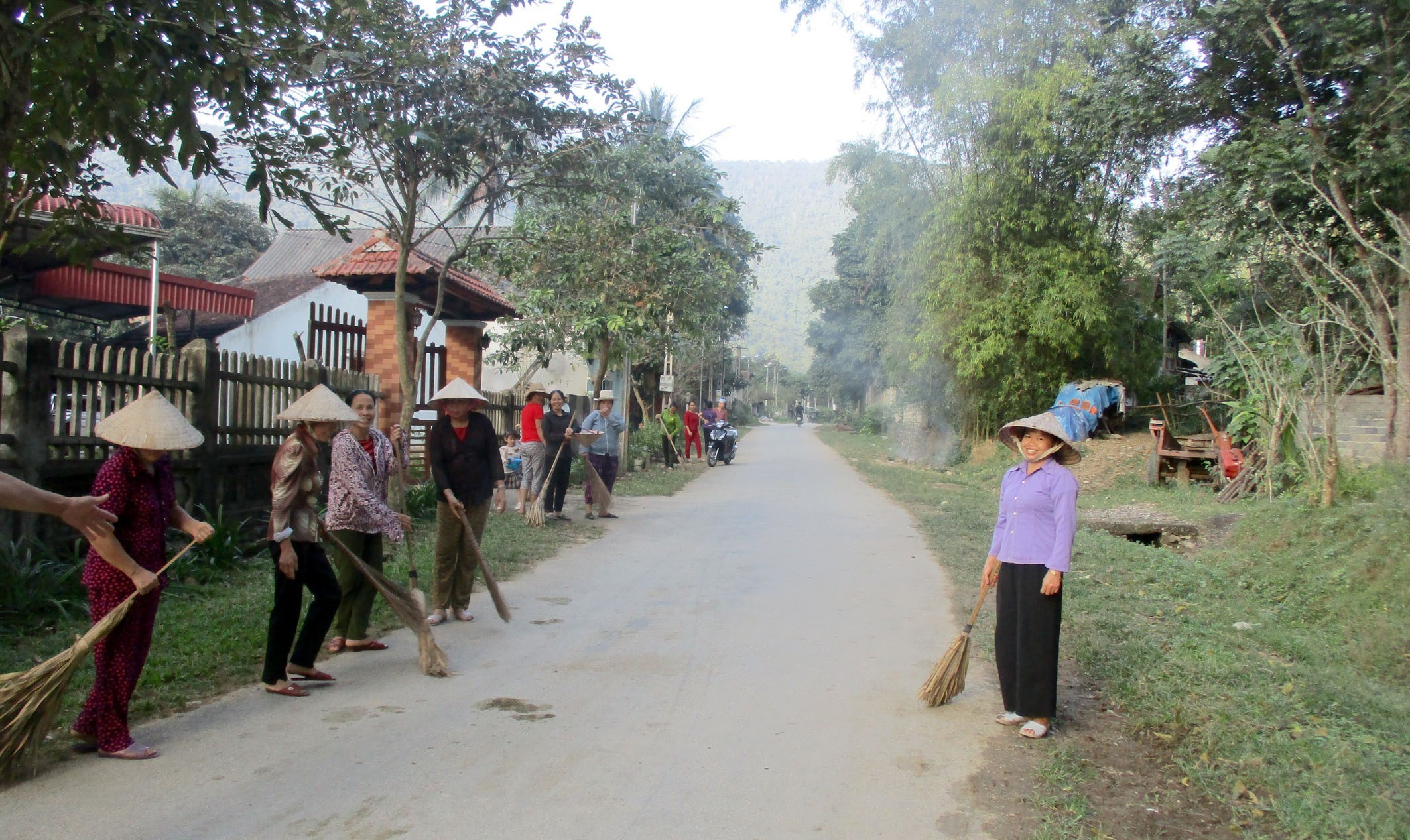 Người dân xã Phú Nghiêm, dọn dẹp vệ sinh đường làng góp phần xây dựng nông thôn mới. (Ảnh: Nguyễn Nam-TTXVN)