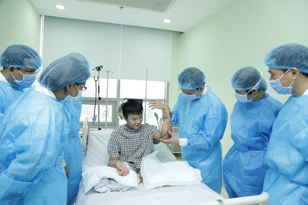 Ca ghép thành công đồng thời 2 cẳng tay cho một bệnh nhân nam 18 tuổi. (Ảnh: PV/Vietnam+)