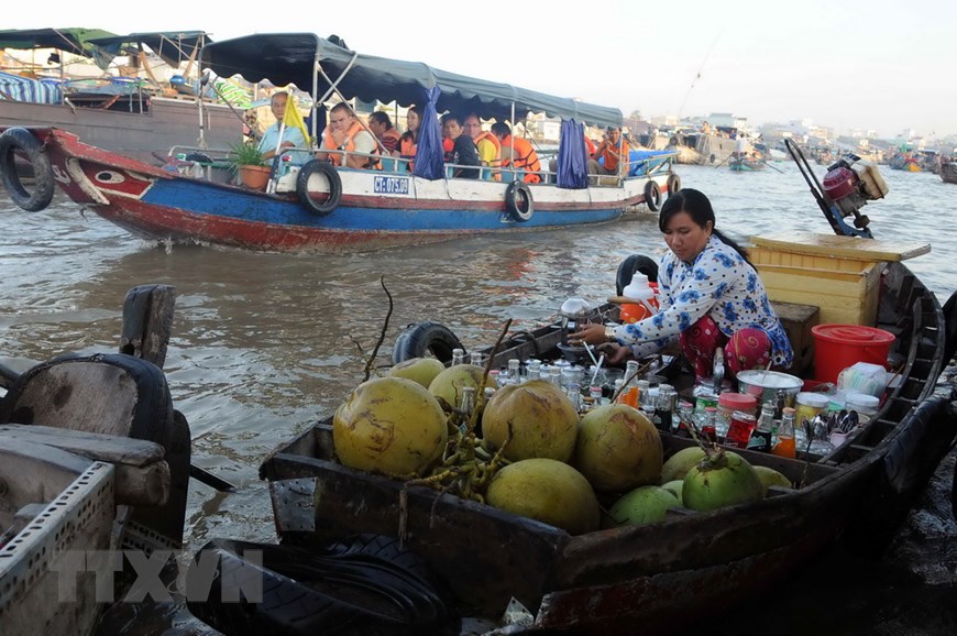 Иностранные туристы посещают плавучий рынок. (Фото: Ан Хиеу/ВИА)      
