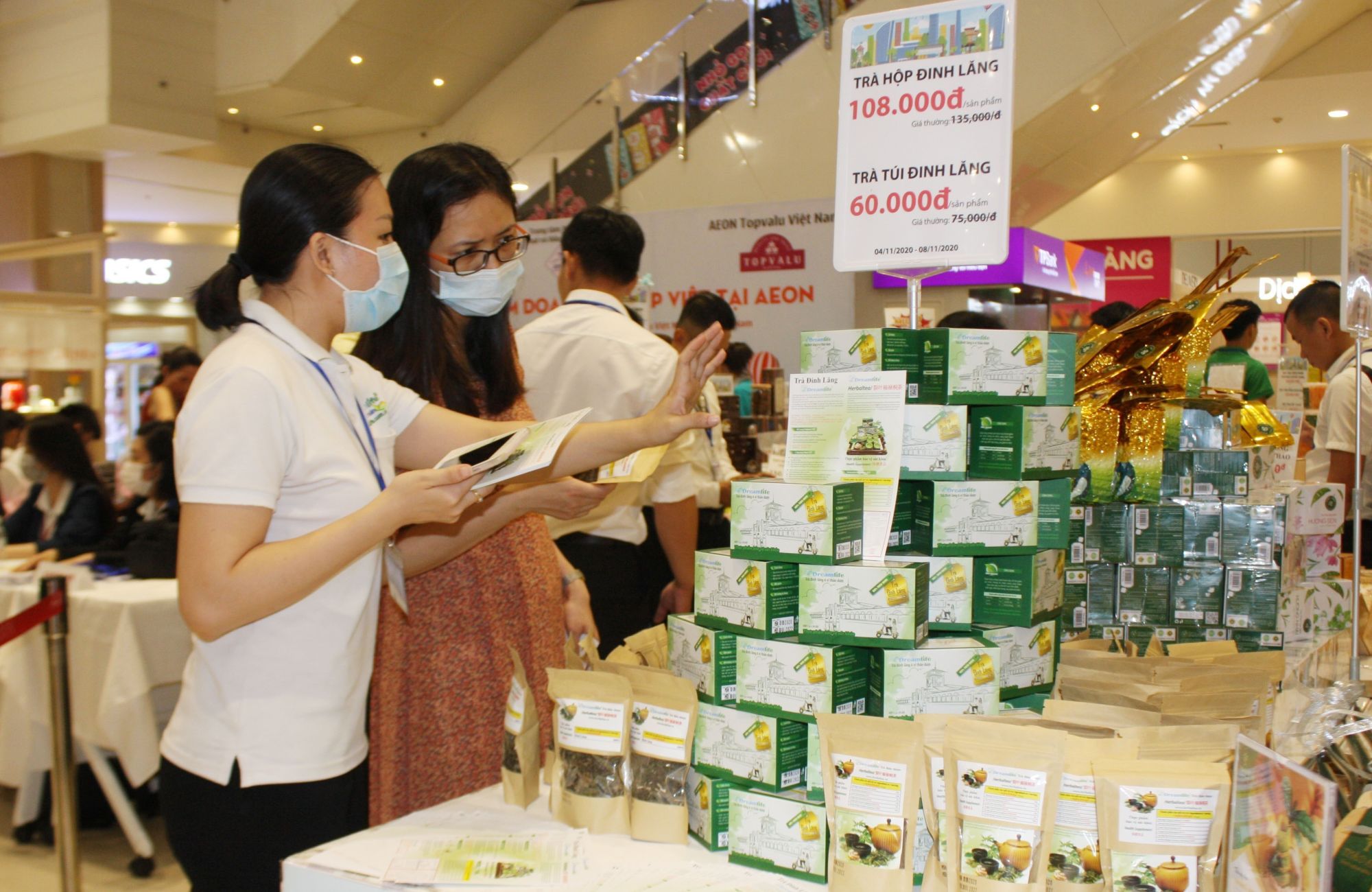 Вьетнамские предприятия представляют свою продукцию посетителям на “Неделе выставки товаров предприятий Вьетнама” в Хошимине (Фото: Суан Ань/ВИА)