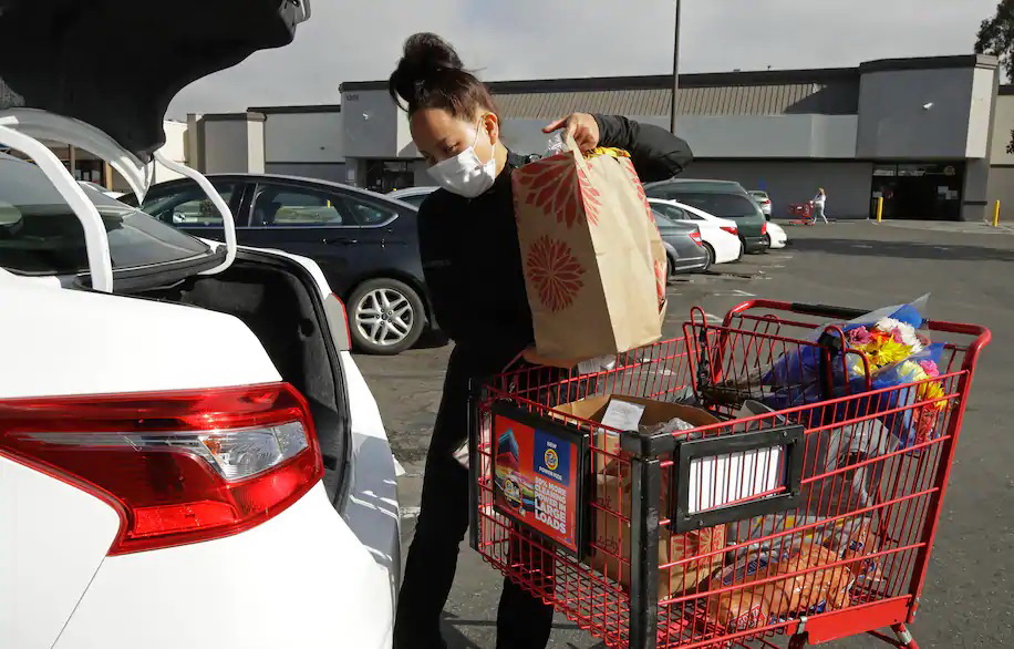 Saori Okawa, một nhân viên của Instacart chất các món hàng tạp hóa lên xe để  giao đến nhà cho khách hàng vào ngày 1/7 ở San Leandro, California (Ảnh: AP)
