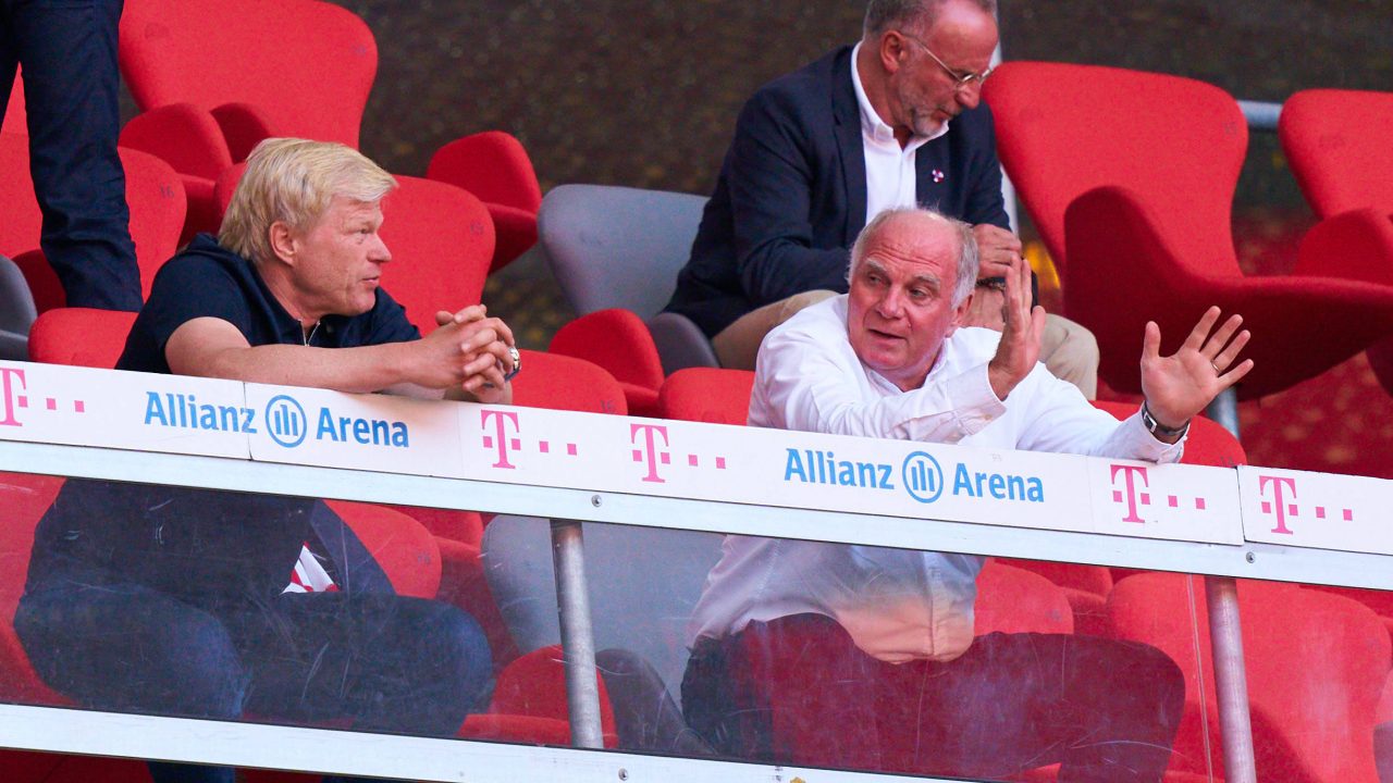 Kahn và Uli Höneß trao đổi khi theo dõi Bayern thi đấu. (Nguồn: Imago)