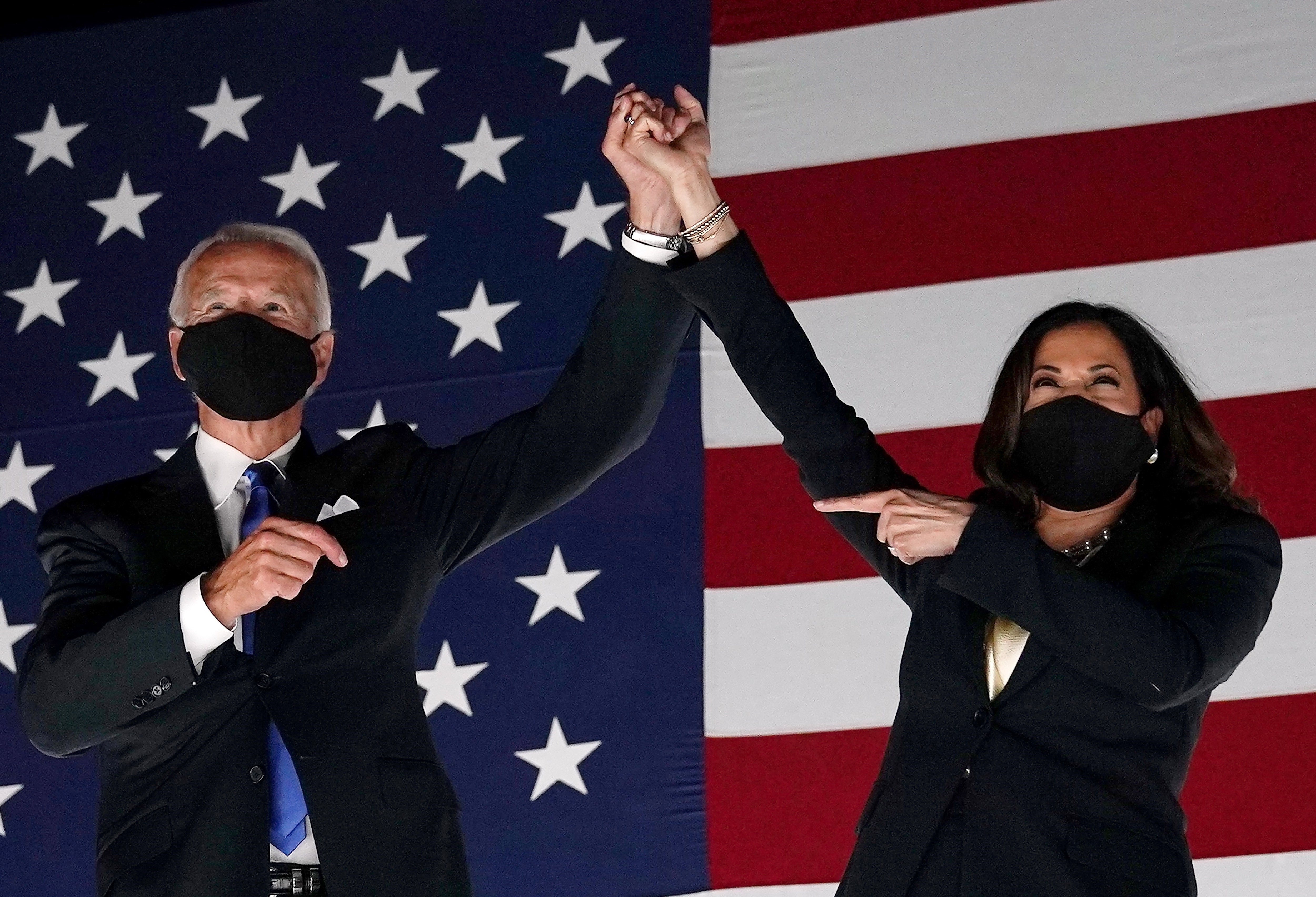 Ông Joe Biden (trái) và bà Kamala Harris tại Đại hội toàn quốc đảng Dân chủ ở Wilmington, Delaware, Mỹ. (Ảnh: AFP/TTXVN)