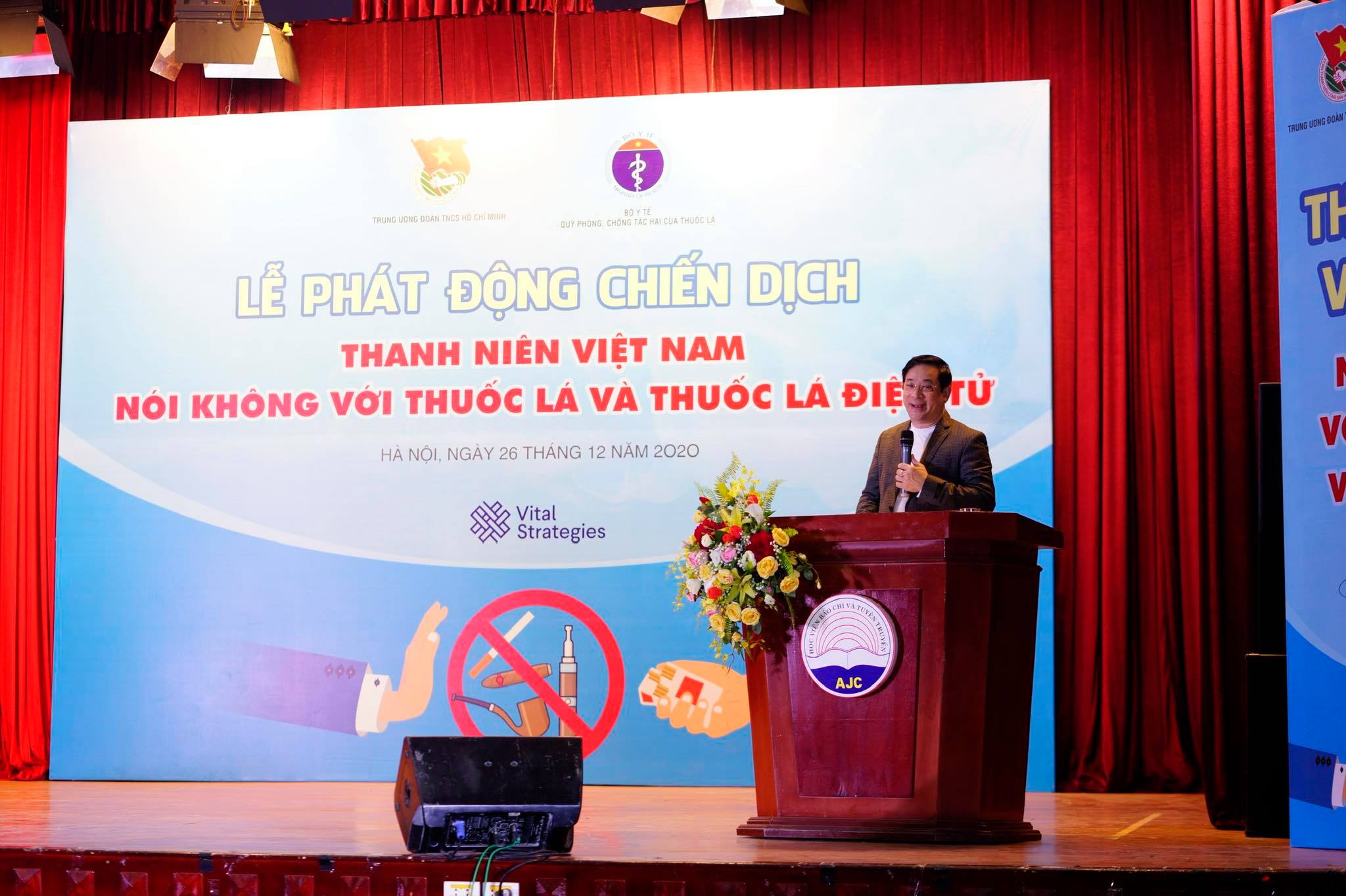 Phó giáo sư Lương Ngọc Khuê - Giám đốc Quỹ phòng chống tác hại của thuốc lá phân tích với thế hệ trẻ về tác hại của thuốc lá thế hệ mới. (Ảnh: PV/Vietnam+)