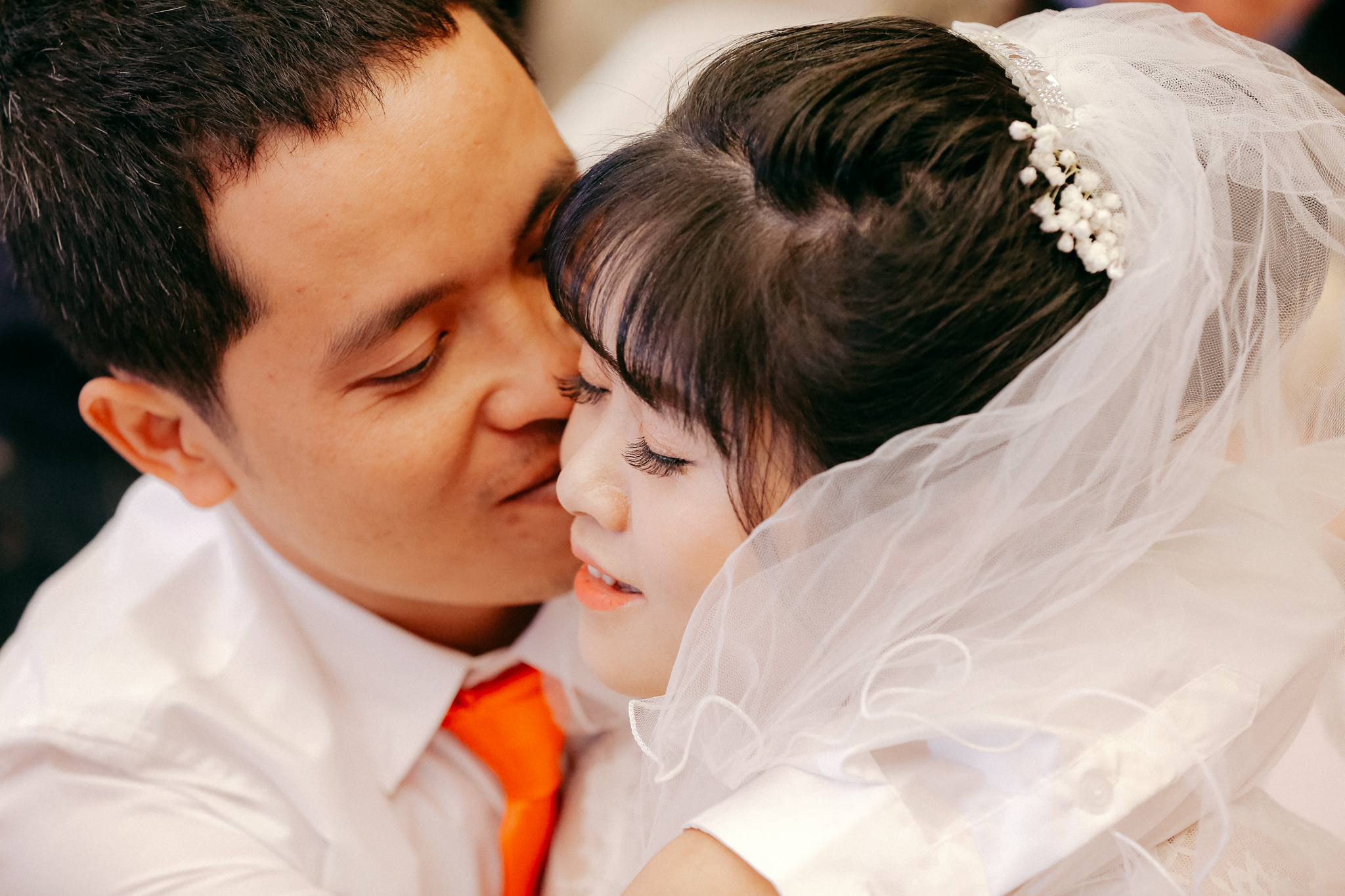 Cô gái bé nhỏ tỏ ra xúc động, sau ngày hôm nay Hoa và Lâm sẽ chính thức là vợ chồng. (Ảnh: Minh Sơn/Vietnam+)