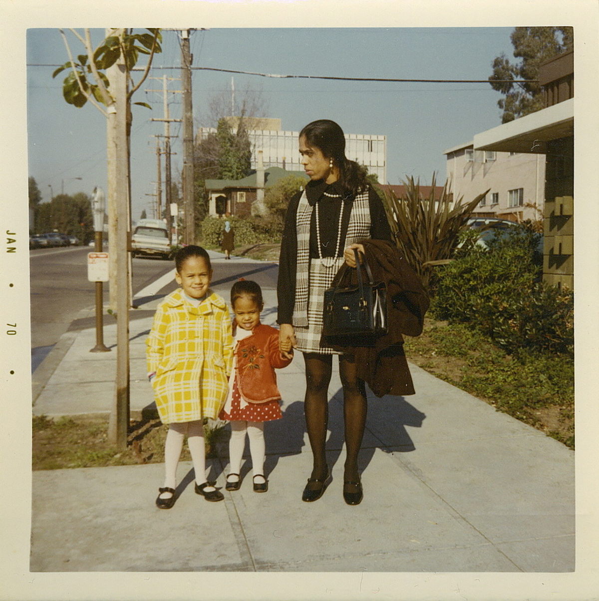 Kamala Harris và em gái Maya cùng mẹ của họ bên ngoài căn hộ ở phố Milvia. Ảnh chụp tháng 1/1970. (Nguồn ảnh: Kamala Harris)      