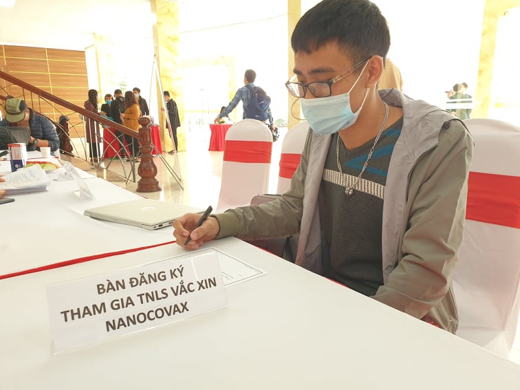 Tình nguyện viên viết vào bản đăng ký. (Ảnh: T.G/Vietnam+)