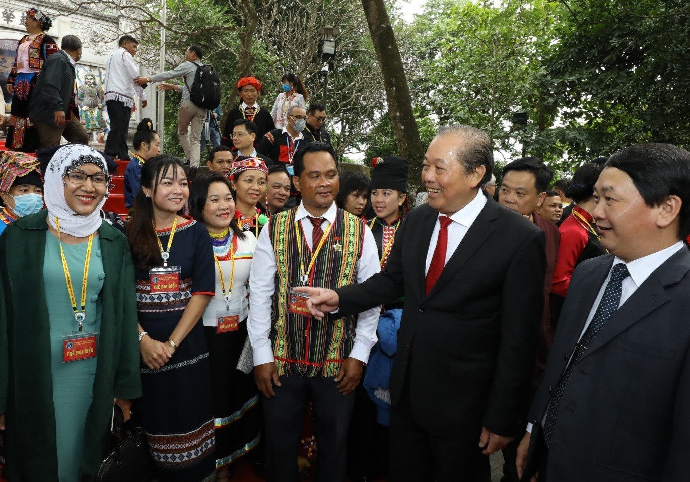 Phó Thủ tướng Thường trực Trương Hòa Bình với các đại biểu các dân tộc thiểu số. (Ảnh: Văn Điệp/TTXVN)