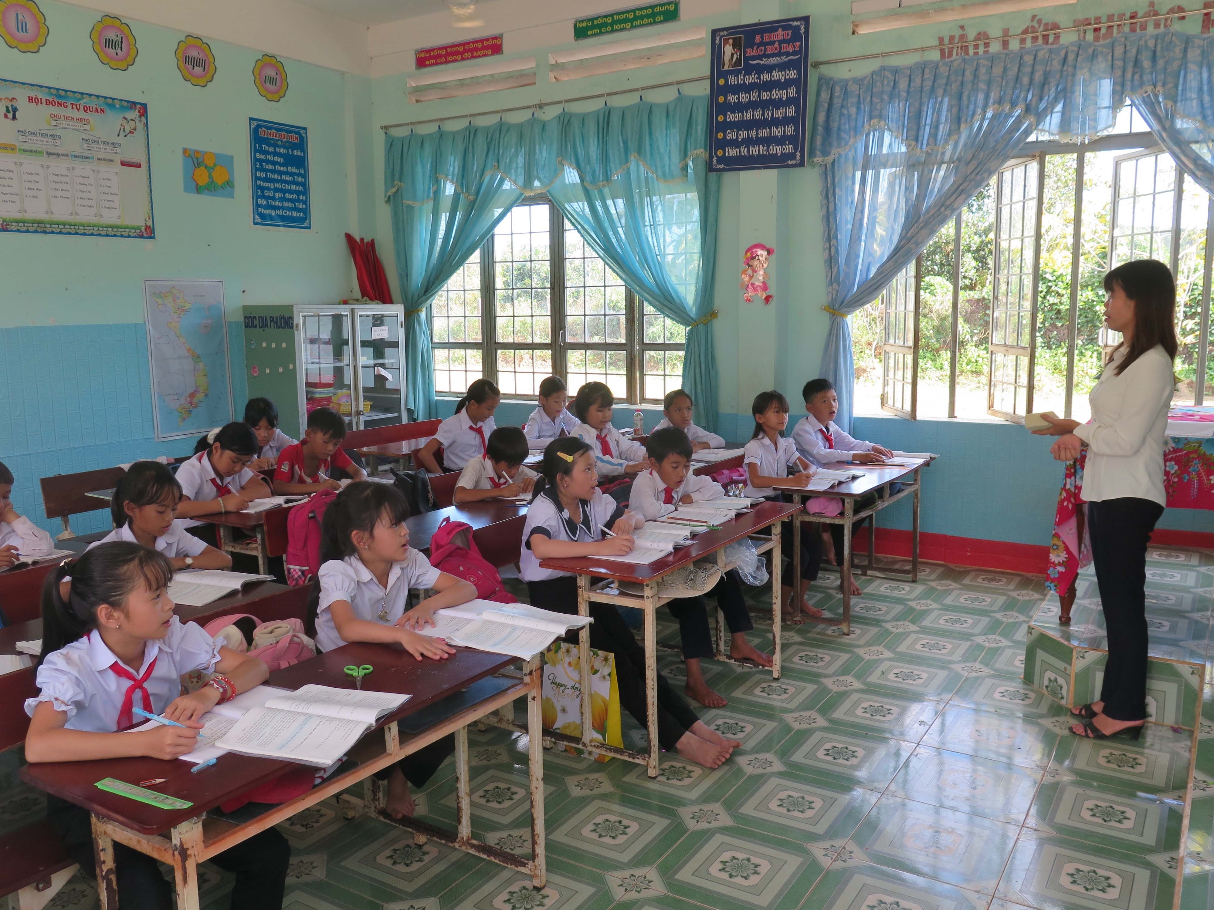 Trường Tiểu học Bế Văn Đàn tại thôn Đăk Mế có trên 70 em học sinh là người Brâu. (Ảnh: Dư Toán/TTXVN)