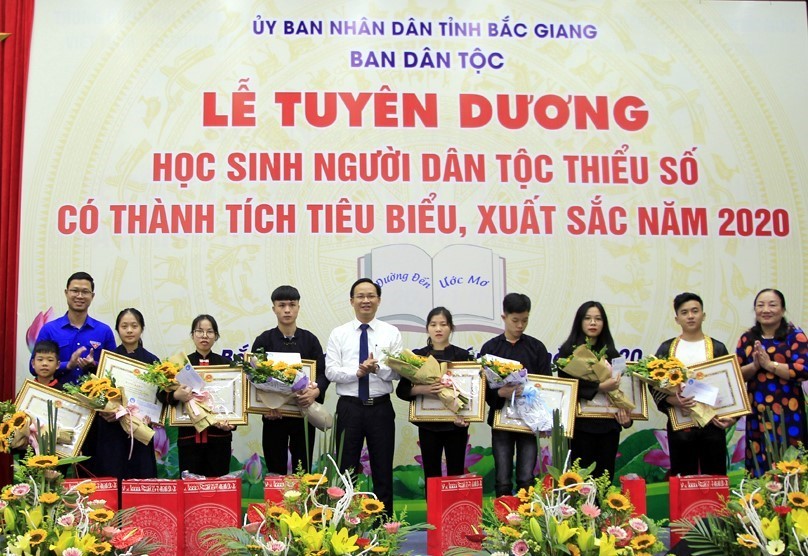 Học sinh dân tộc thiểu số có thành tích xuất sắc được tặng Bằng khen của Chủ tịch UBND tỉnh Bắc Giang. (Ảnh: Đồng Thúy/TTXVN)