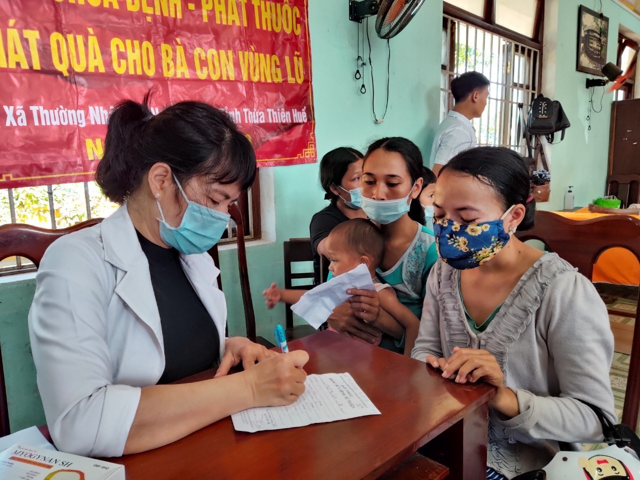 Khám, tư vấn sức khoẻ miễn phí cho bà con dân tộc thiểu số Nam Đông, Thừa Thiên-Huế (Ảnh: Mai Trang/TTXVN)