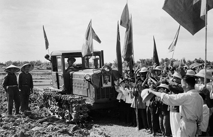 Chiếc máy cày của Chủ tịch Hồ Chí Minh tặng thưởng cho Hợp tác xã Đại Phong (huyện Lệ Thủy, tỉnh Quảng Bình), nơi khởi nguồn phong trào thi đua ‘Gió Đại Phong’ trong nông nghiệp, thực hiện luống cày đầu tiên (tháng 6/1961). (Ảnh: Văn Thượng/TTXVN)
