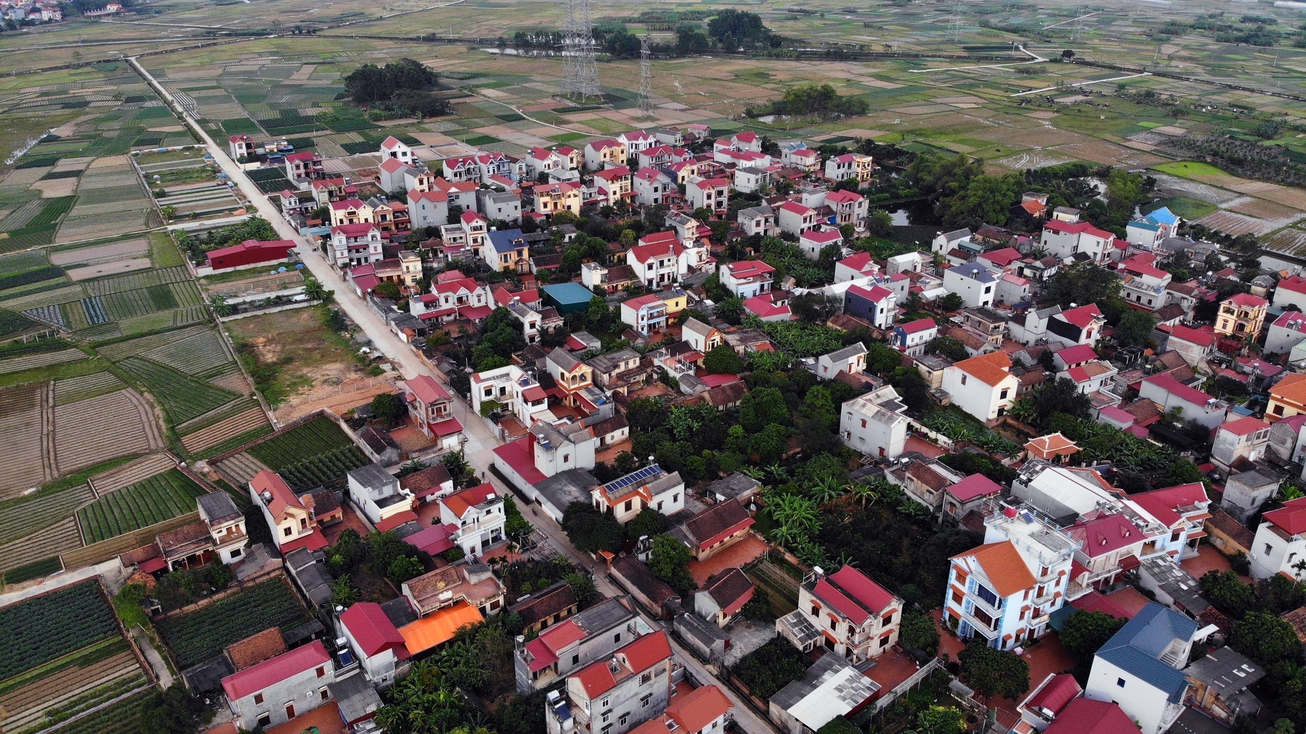 Nhà cửa khang trang, đường làng được bêtông hóa là diện mạo mới tại xã Ninh Sơn, huyện Việt Yên (Bắc Giang) sau khi triển khai phong trào thi đua xây dựng nông thôn mới. (Ảnh: Danh Lam/TTXVN)