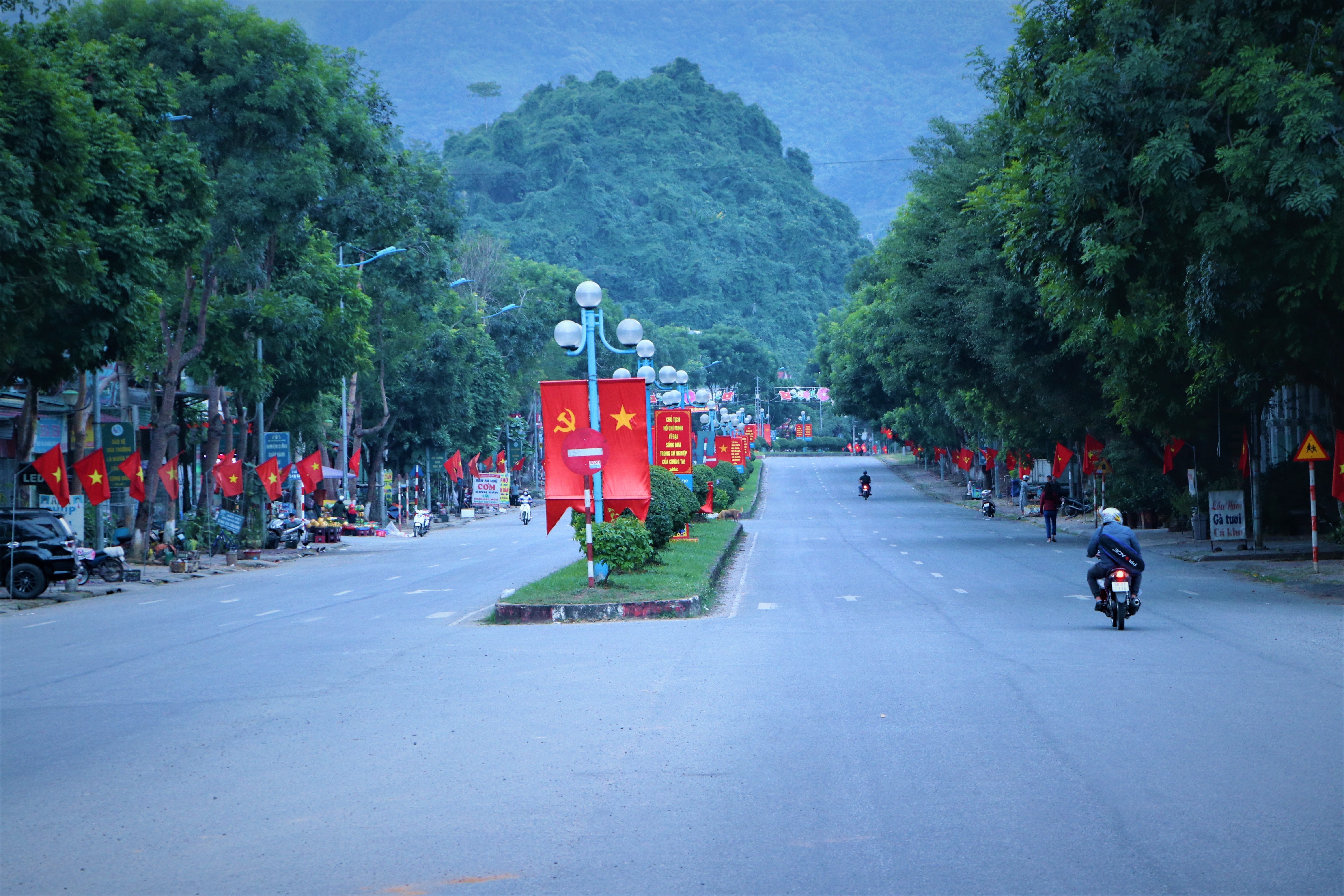 Đường giao thông trung tâm huyện Phong Thổ (Lai Châu) được xây dựng khang trang. (Ảnh: Việt Hoàng/TTXVN)