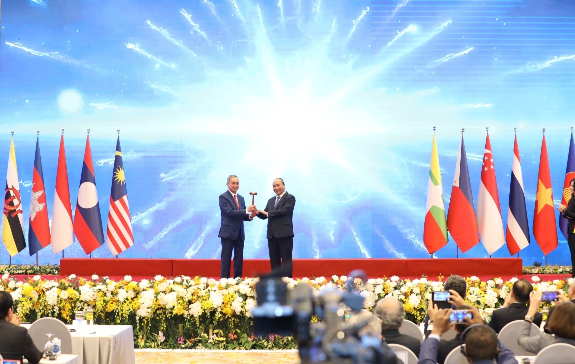 Thủ tướng Nguyễn Xuân Phúc trao chiếc búa gỗ cho Đại sứ Brunei tại Việt Nam - nước giữ vai trò Chủ tịch ASEAN 2021. (Ảnh: Văn Điệp/TTXVN)