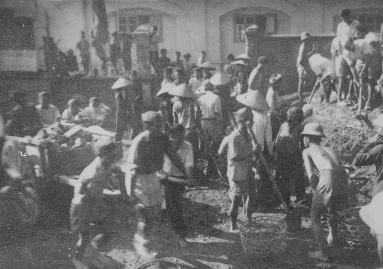 Quân và dân Thủ đô đào hào chiến đấu trong những ngày Toàn quốc kháng chiến (12/1946). (Ảnh: Tư liệu TTXVN)