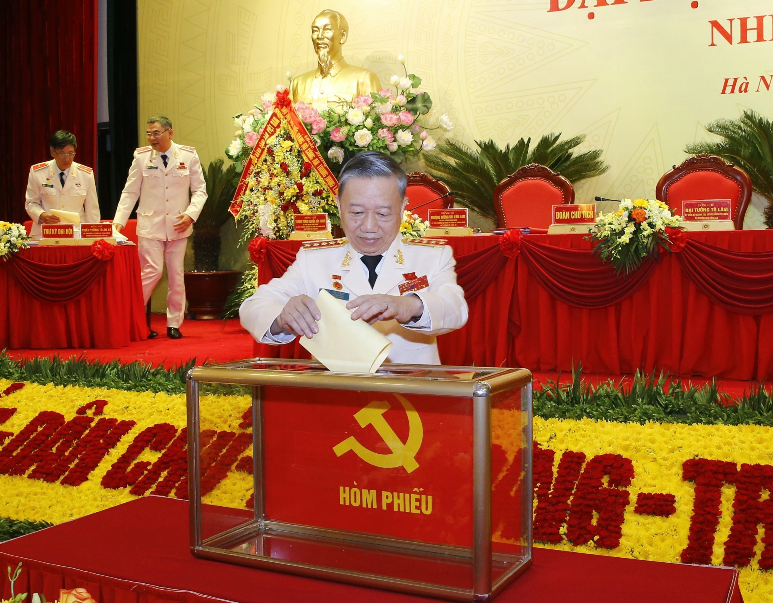 Bộ trưởng Công an Tô Lâm và các đại biểu bỏ phiếu bầu Ban Chấp hành Đảng ủy Công an Trung ương lần thứ VII, nhiệm kỳ 2020-2025. (Ảnh: TTXVN)