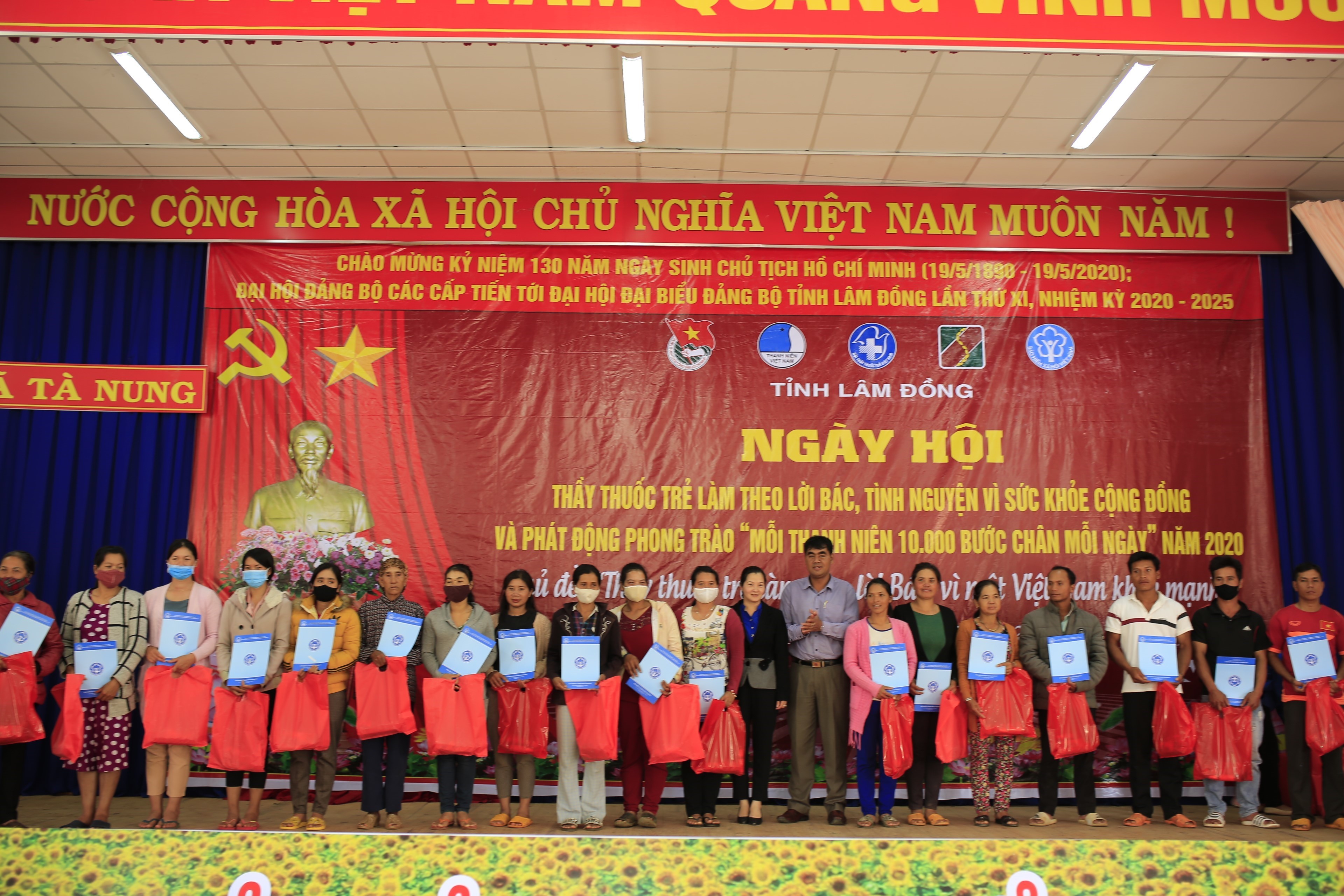 Lễ trao tặng thẻ Bảo hiểm y tế cho người dân nghèo tại Đà Lạt, Lâm Đồng. (Ảnh: Đặng Tuấn/TTXVN)