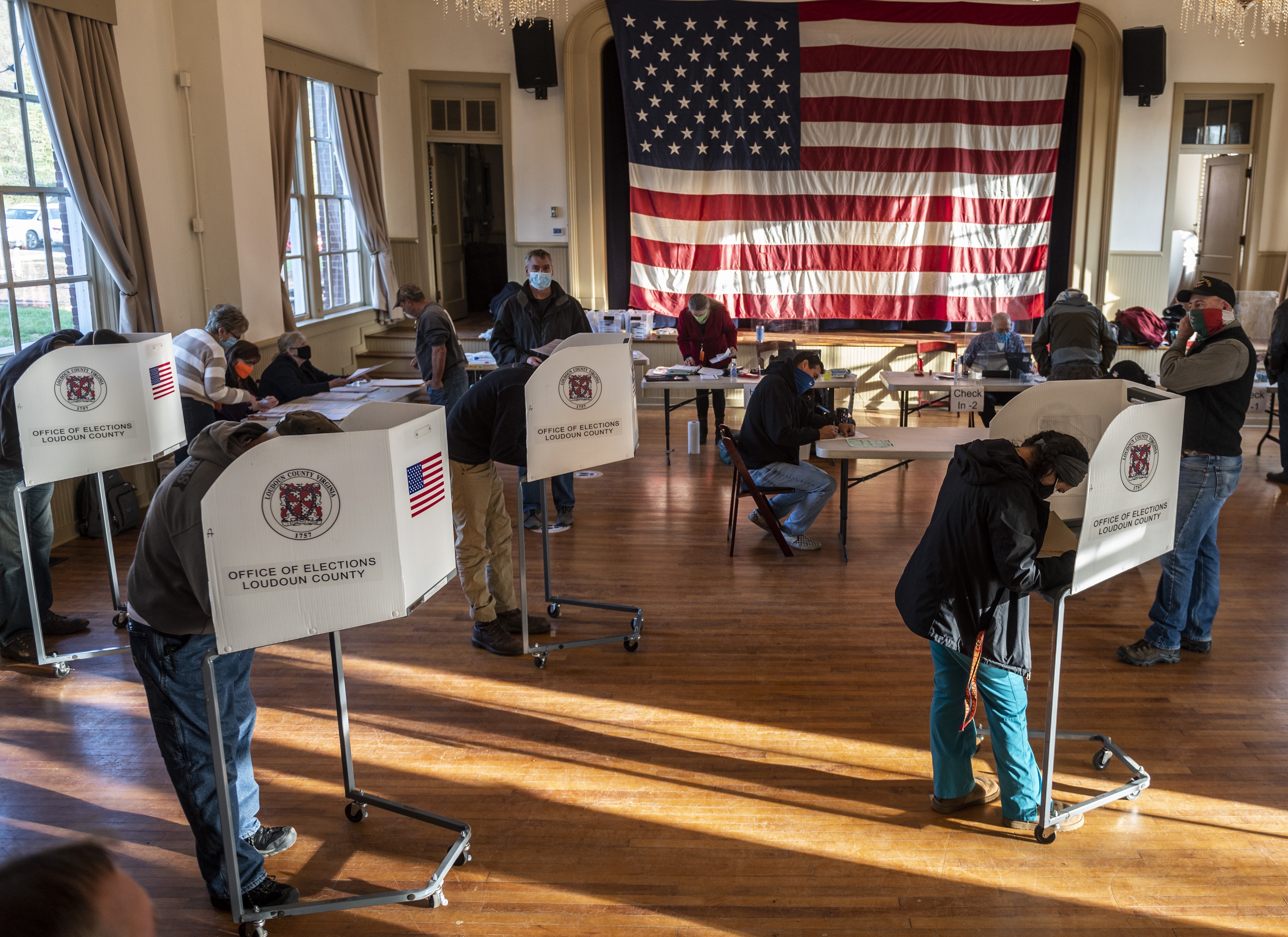 Người dân bỏ phiếu trong Ngày Bầu cử tại Hillsboro, Virginia, Mỹ, ngày 3/11/2020. (Ảnh: AFP/TTXVN)